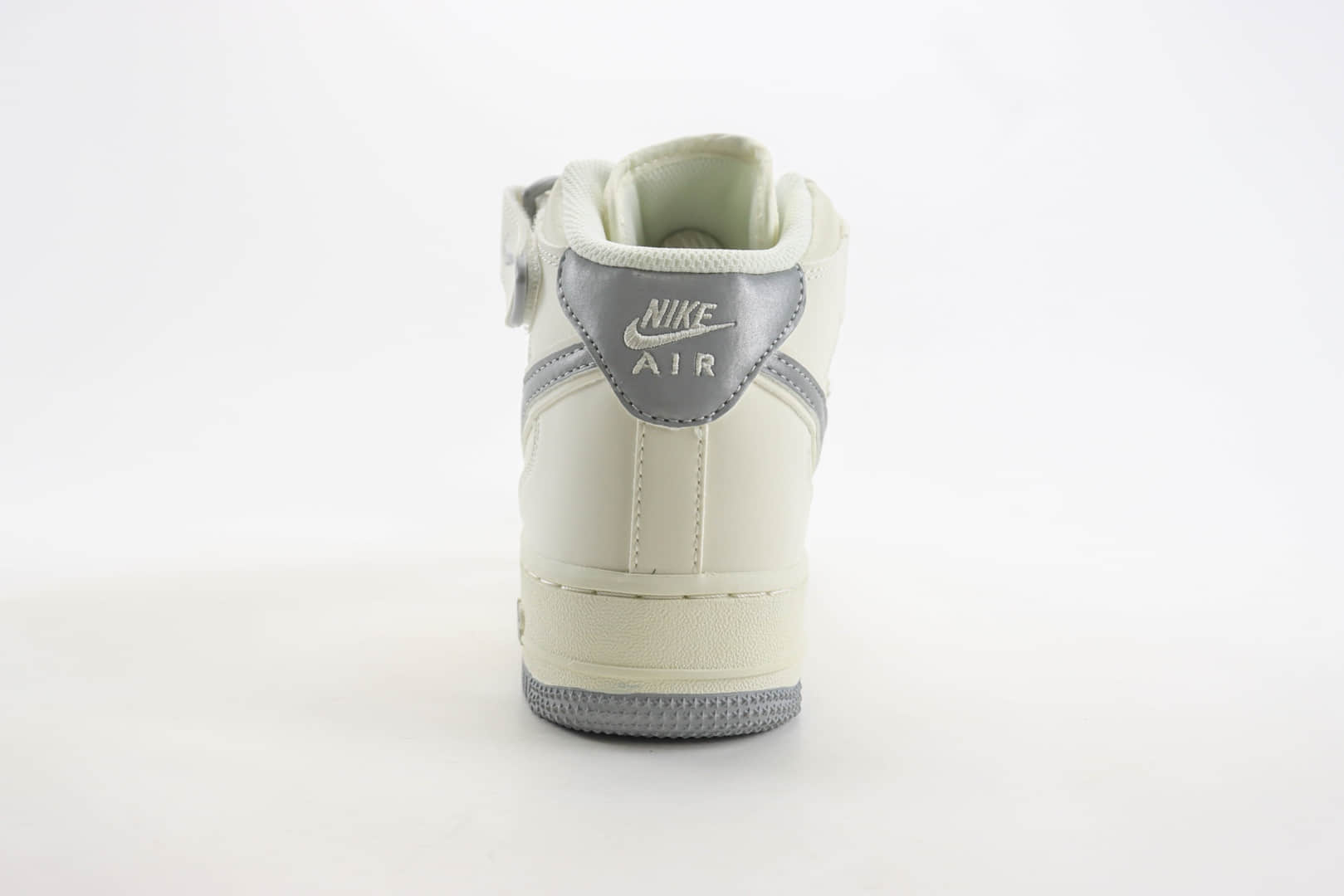 耐克Nike Air Force 1 Mid纯原版本中帮空军一号AF1米灰色板鞋 莆田耐克代理 货号：SH0235-522