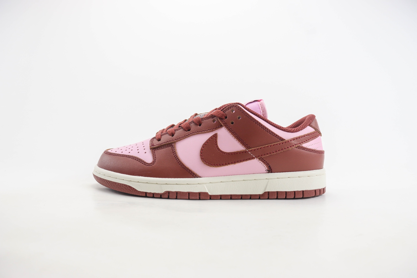 耐克Nike SB Dunk Low纯原版本低帮SB Dunk粉酒红滑板板鞋 莆田耐克货源 货号：DD1873-114