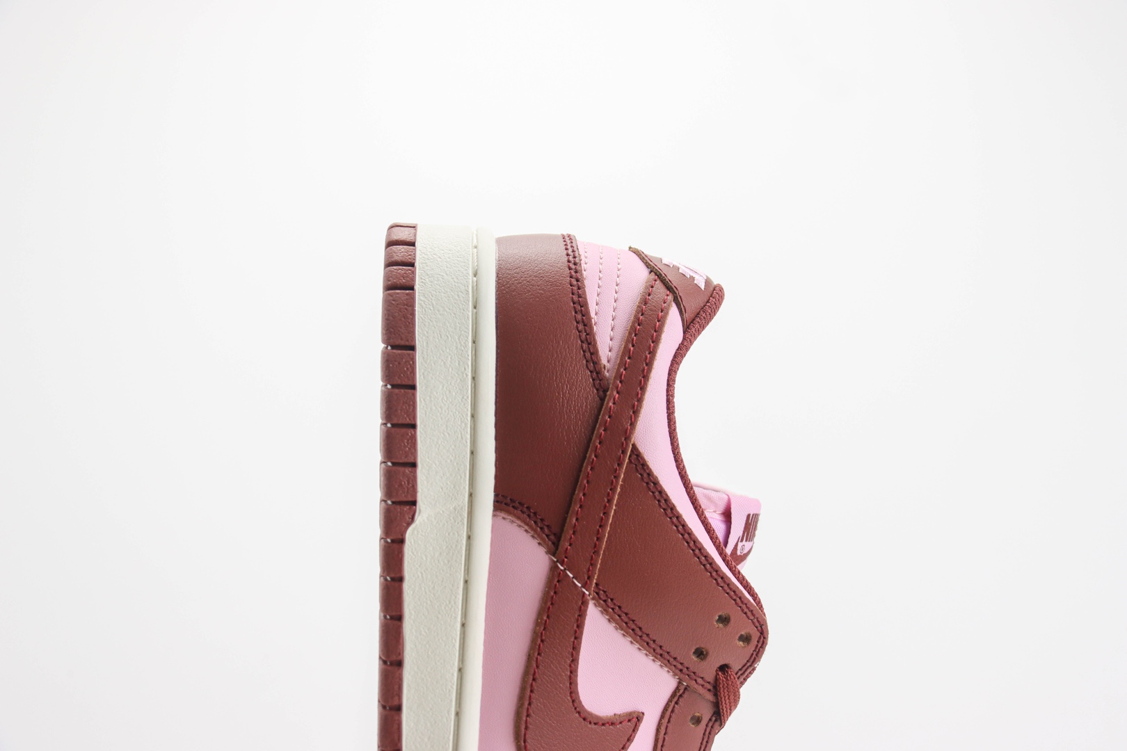 耐克Nike SB Dunk Low纯原版本低帮SB Dunk粉酒红滑板板鞋 莆田耐克货源 货号：DD1873-114