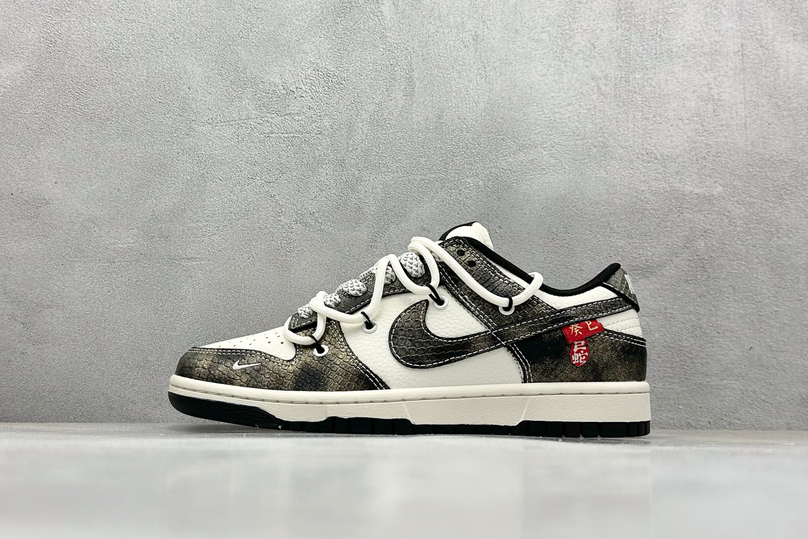 耐克Nike SB Dunk Low纯原版本低帮SB Dunk蛇年限定绑带渐变黑勾低帮板鞋 莆田耐克代理 货号：YX5066-310