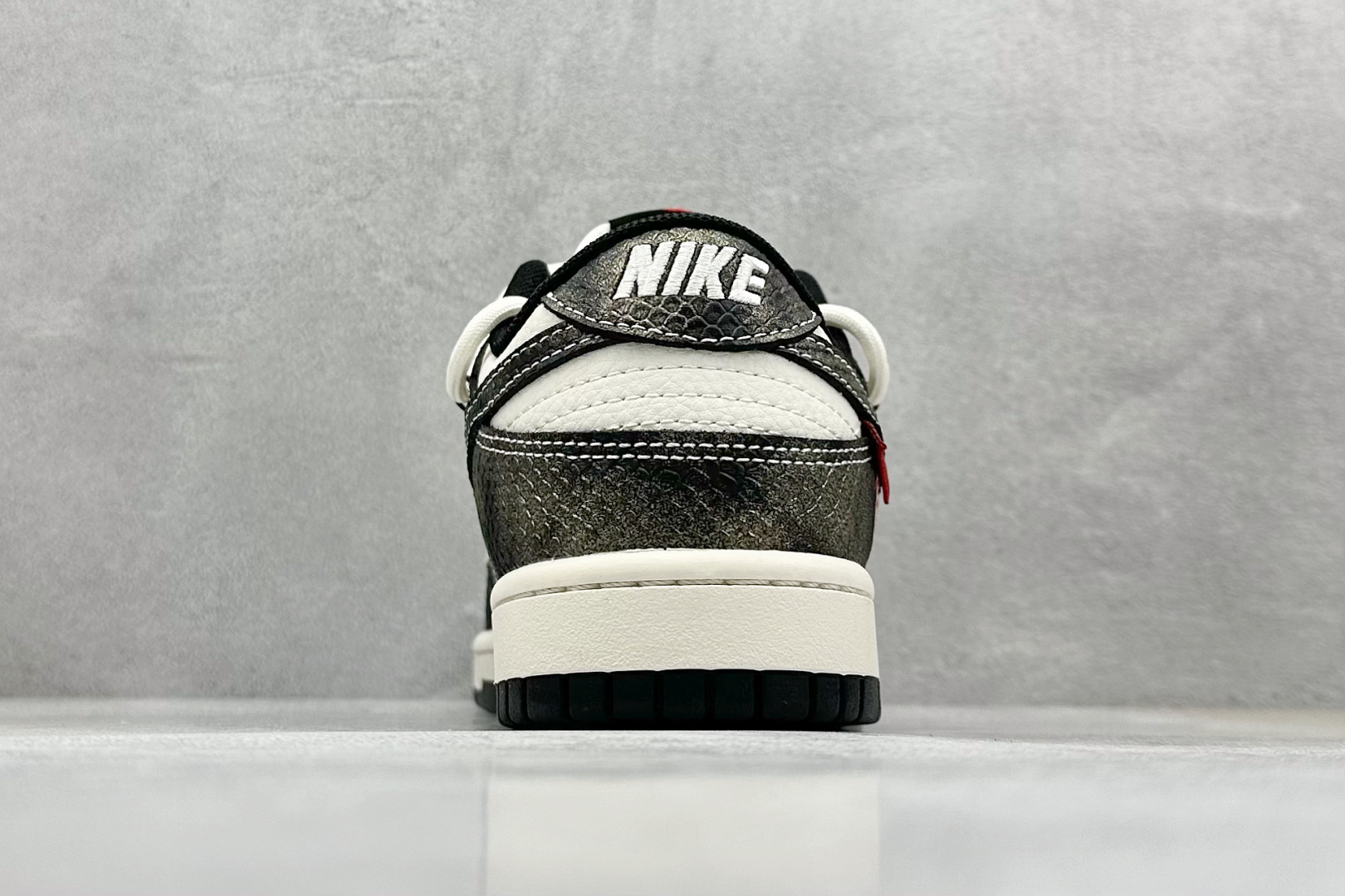 耐克Nike SB Dunk Low纯原版本低帮SB Dunk蛇年限定绑带渐变黑勾低帮板鞋 莆田耐克代理 货号：YX5066-310